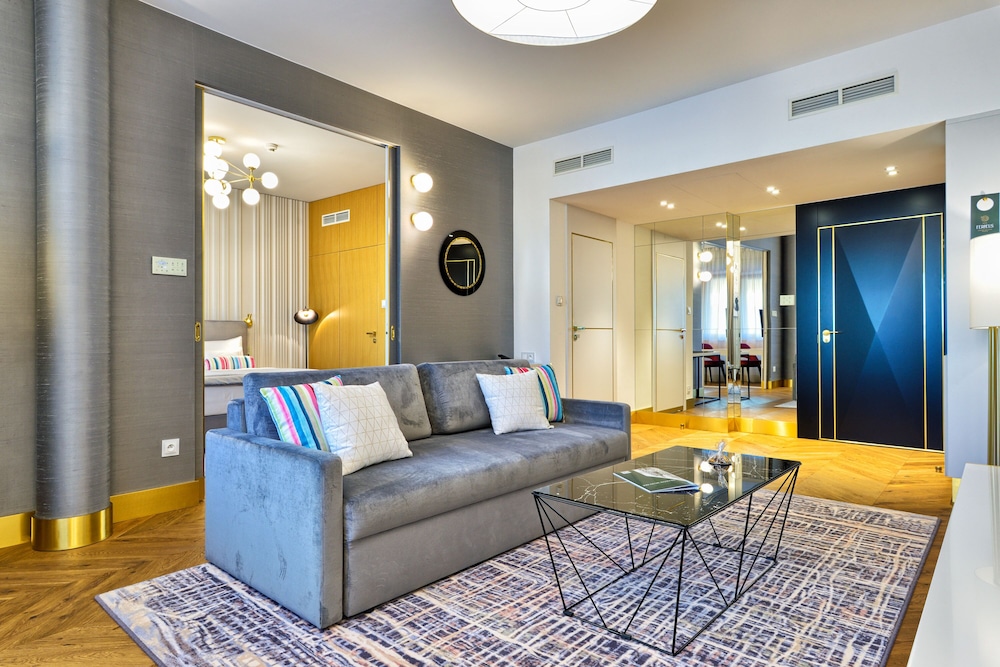 Luxury Suite - Photo 2