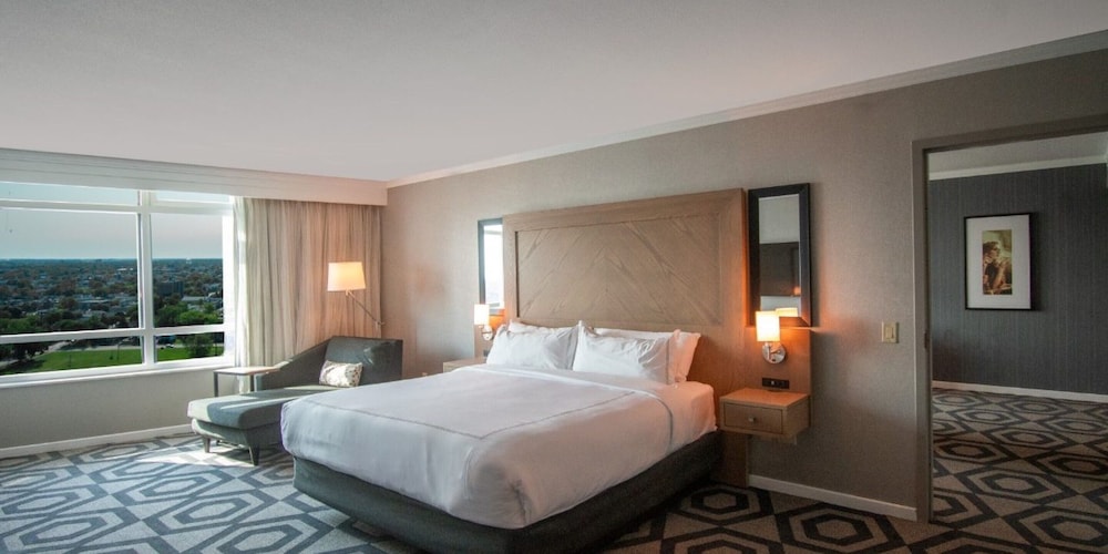 FORUM TOWER DELUXE SUITE KING CITYVIEW
