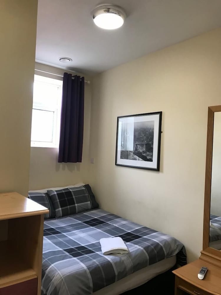 Small Double, Ensuite photo 3