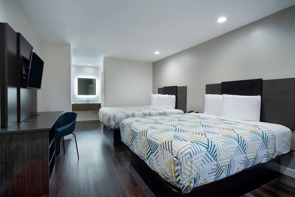 Standard Room, 2 Queen Beds, Non Smoking, Refrigerator & Microwave - Photo 1