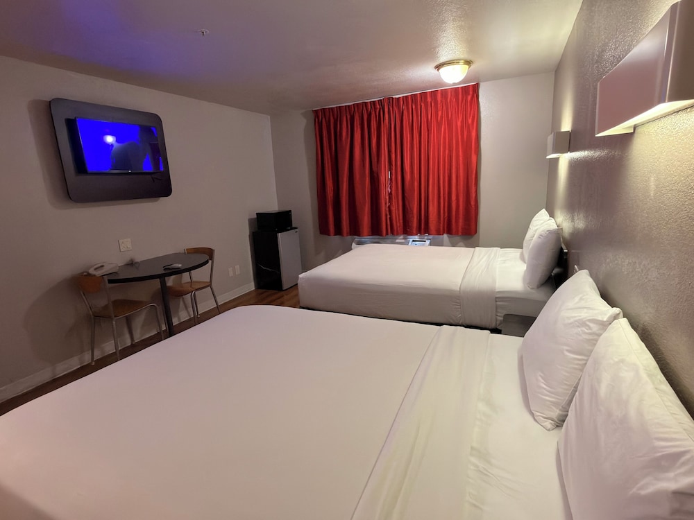 Room, 2 Queen Beds, Roll-in Shower (Accessible) photo 2