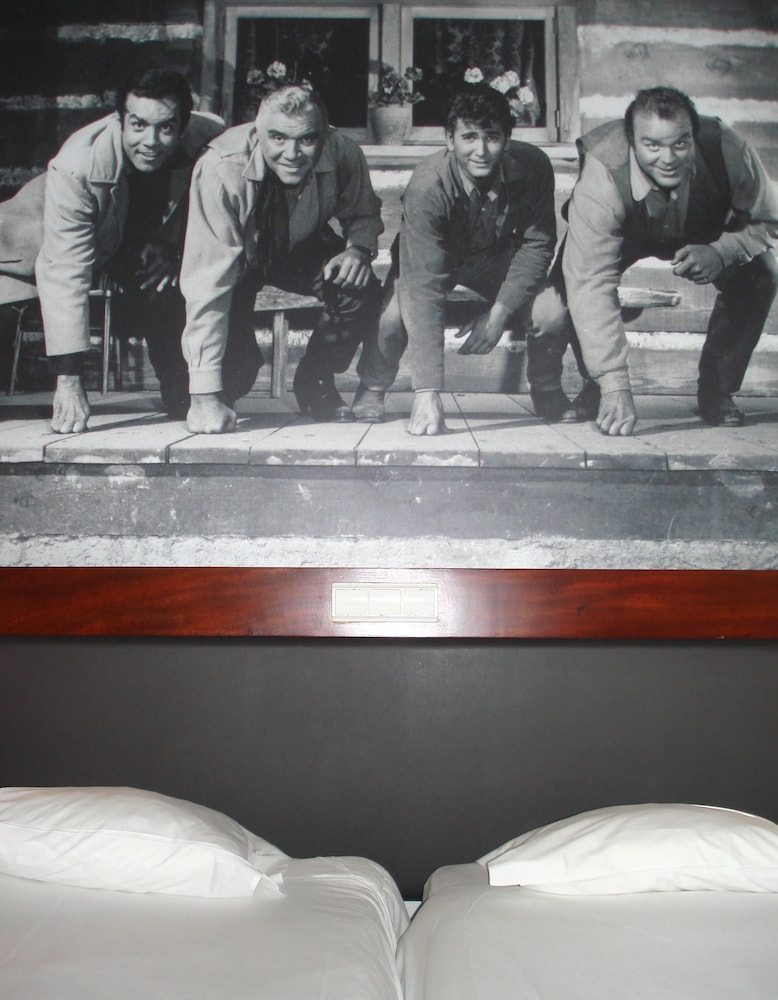 Classic Room thumbnail 6