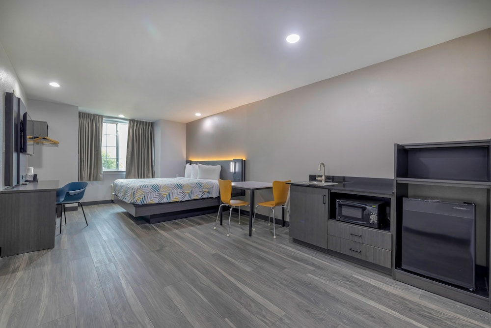 Deluxe Suite, 1 King Bed, Smoking, Refrigerator & Microwave - Photo 2