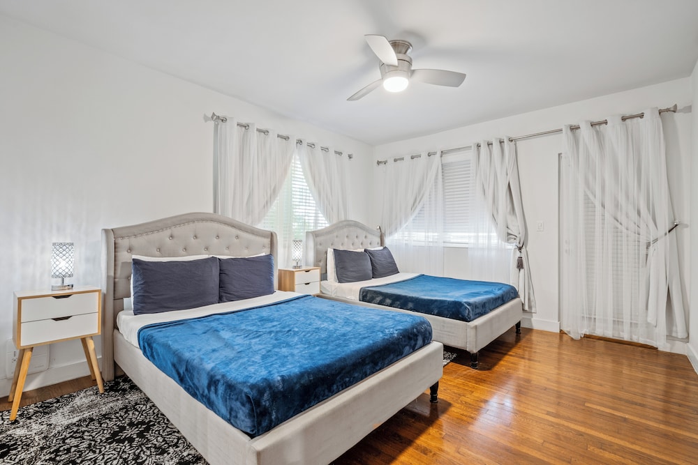 Honeymoon Suite, 2 Queen Beds, Non Smoking, Courtyard View