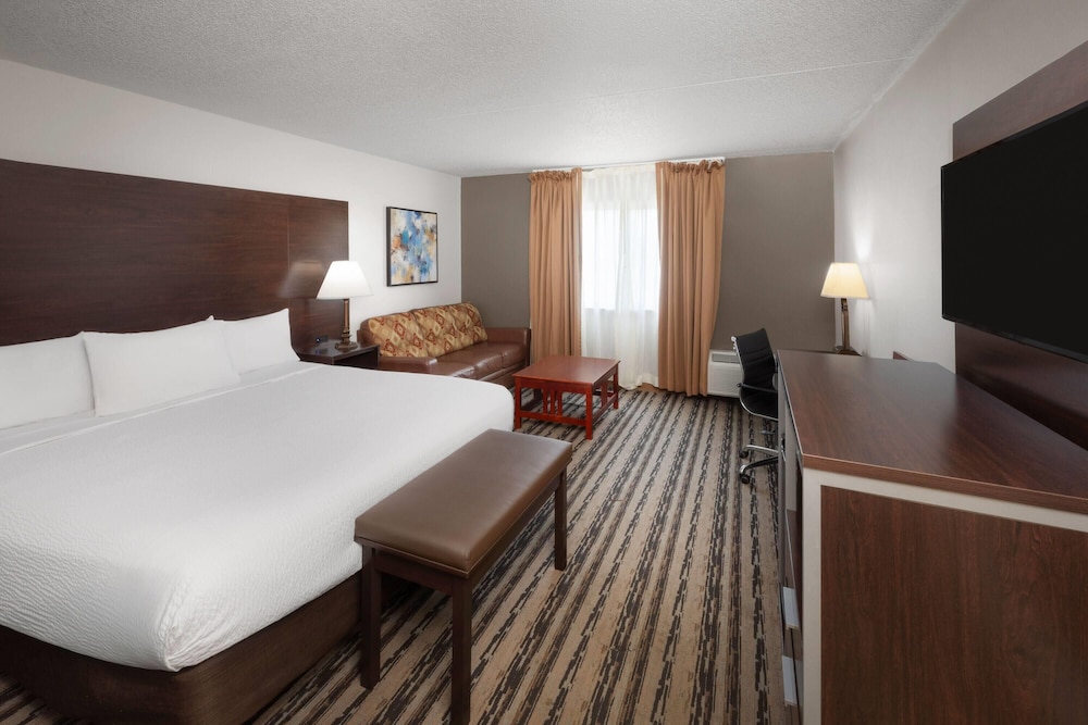 Room, 1 King Bed, Non Smoking (First Floor) photo 2
