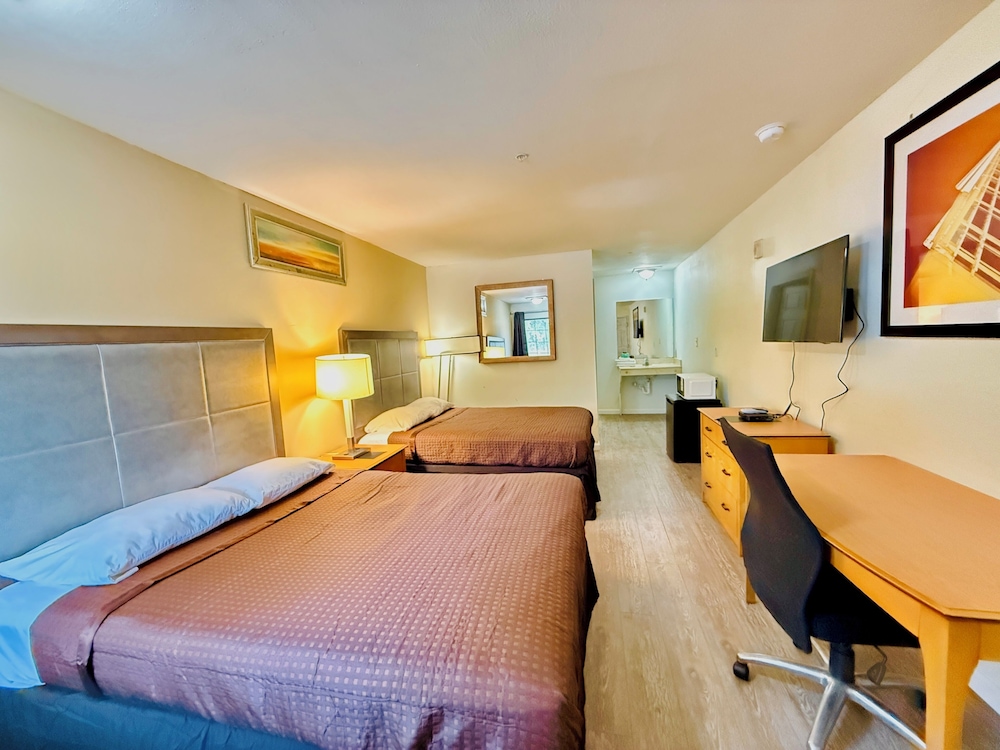 Suite, 2 Double Beds, Smoking photo 1