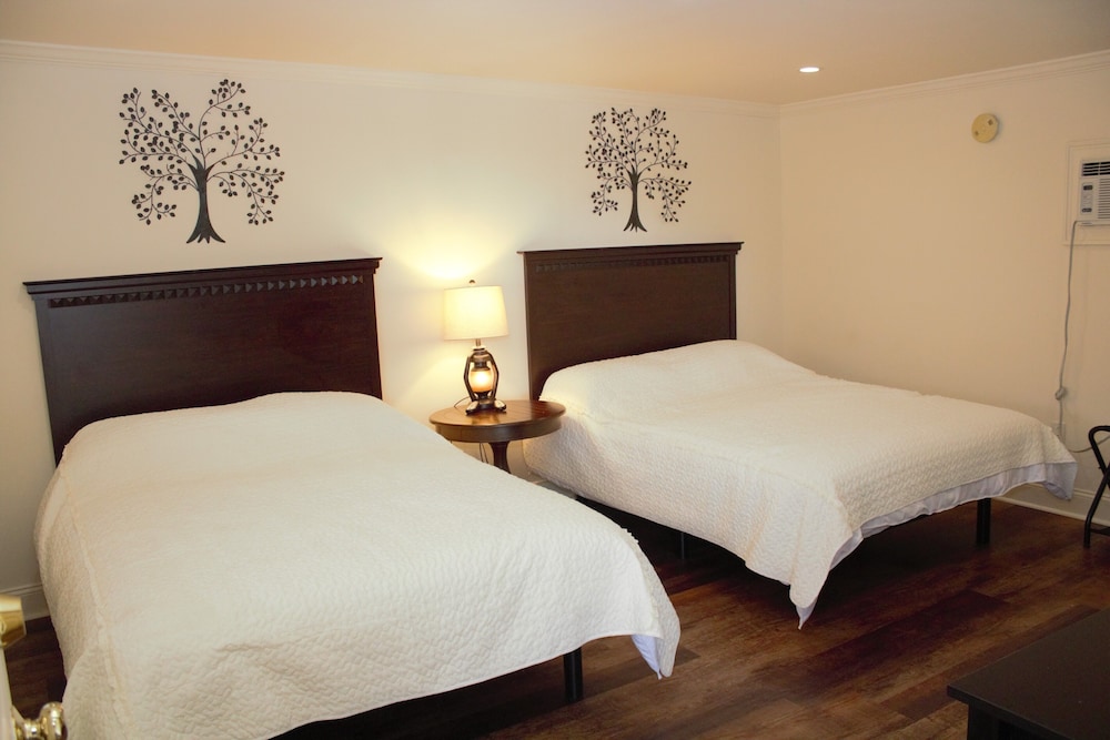 Standard Room, 2 Queen Beds, Non Smoking, Mountain View photo 1