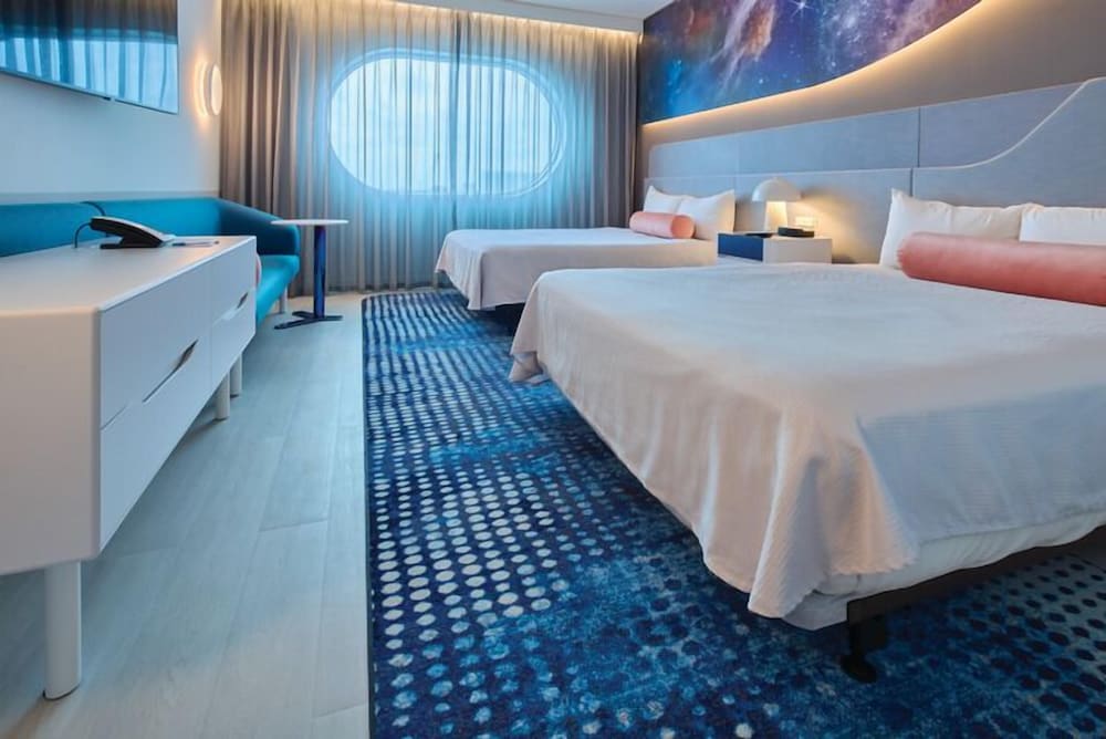 Mobility Accessible Standard Room, w/ADA tub (Includes Early Park Admission*)