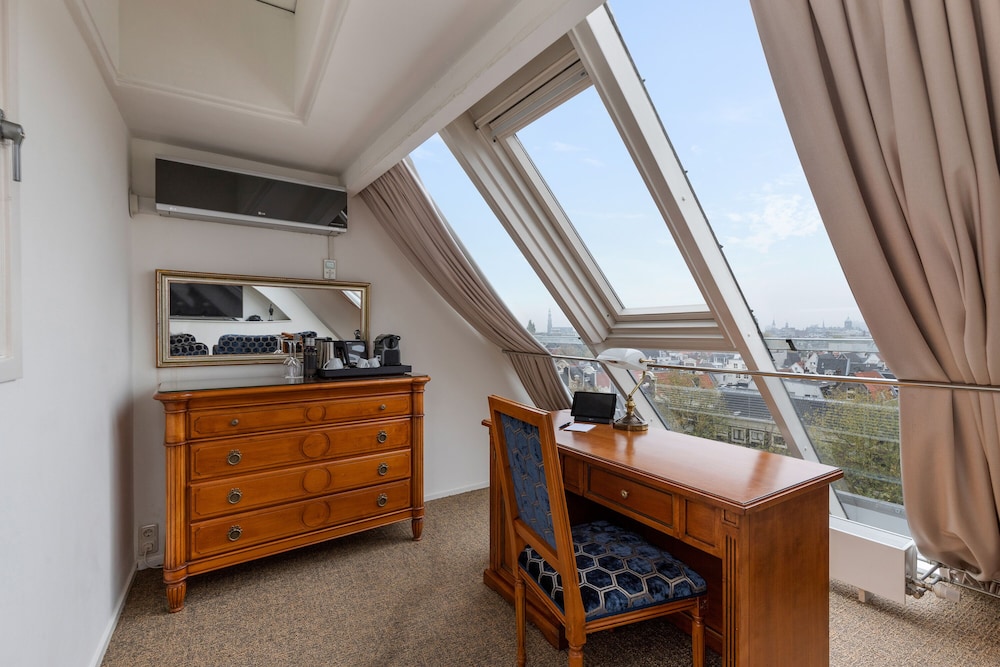 Suite, 1 King Bed, City View thumbnail 5