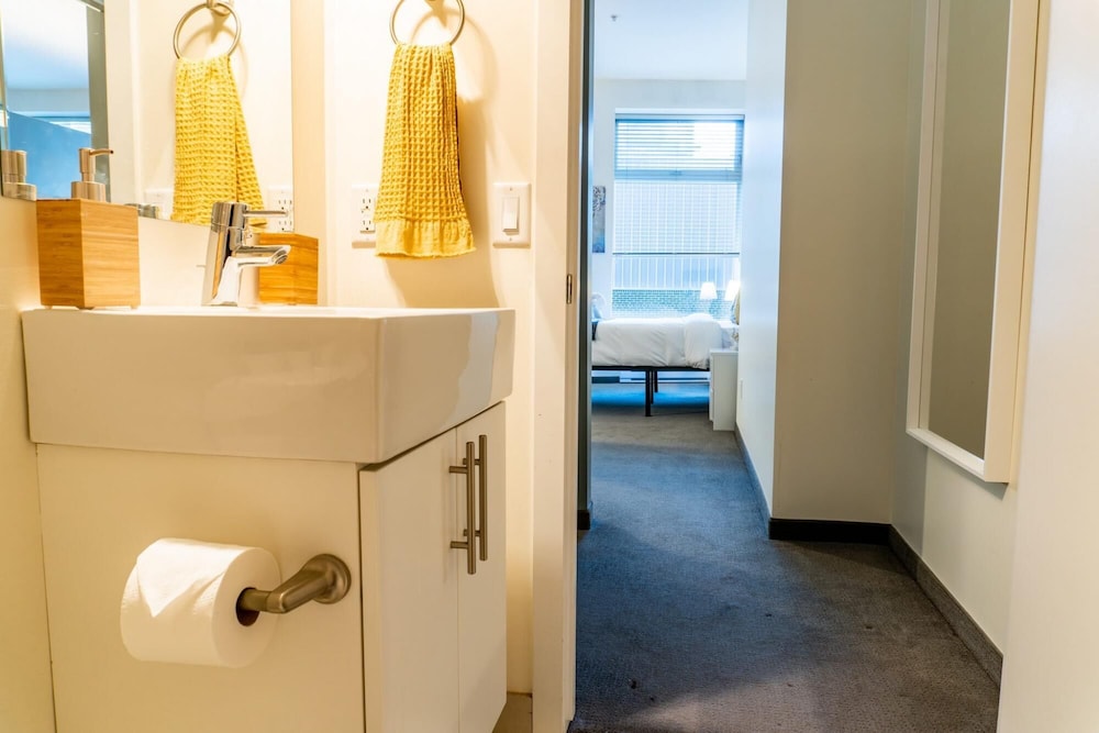 Comfy DT Loft w Parking Rooftop Patio BBQ Gym, 写真 15