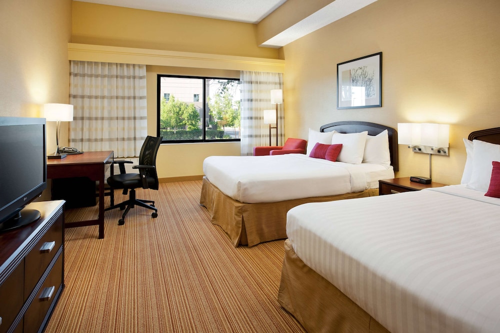 Deluxe Room, 2 Queen Beds - Photo 1