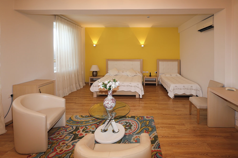Basic Triple Room, Lanai, Hill View