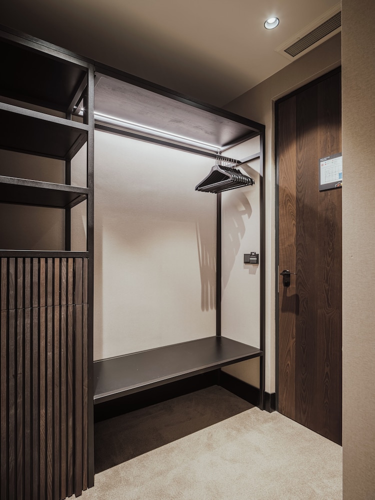 Deluxe Room, 1 King Bed, Bathtub - Photo 3