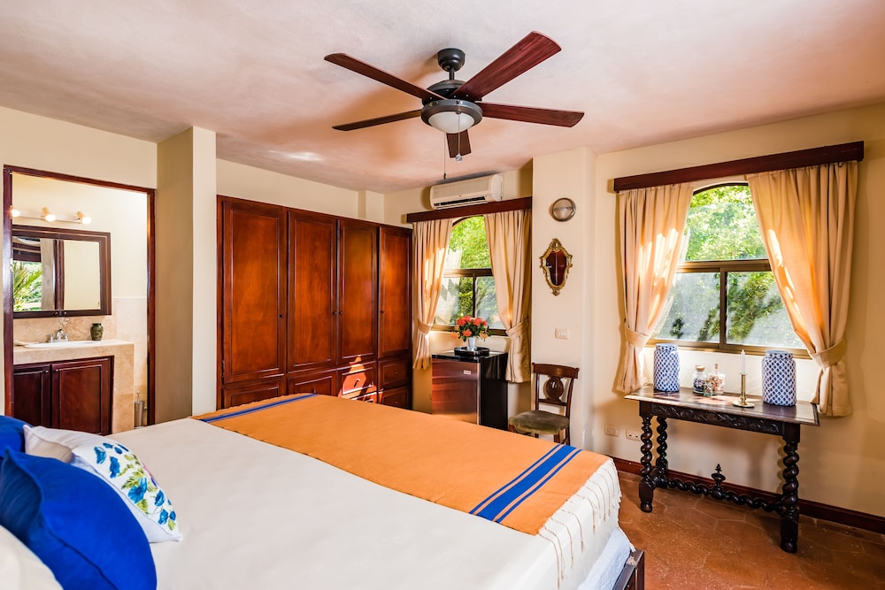 Signature Room, 1 King Bed, Terrace, Pool View photo 2