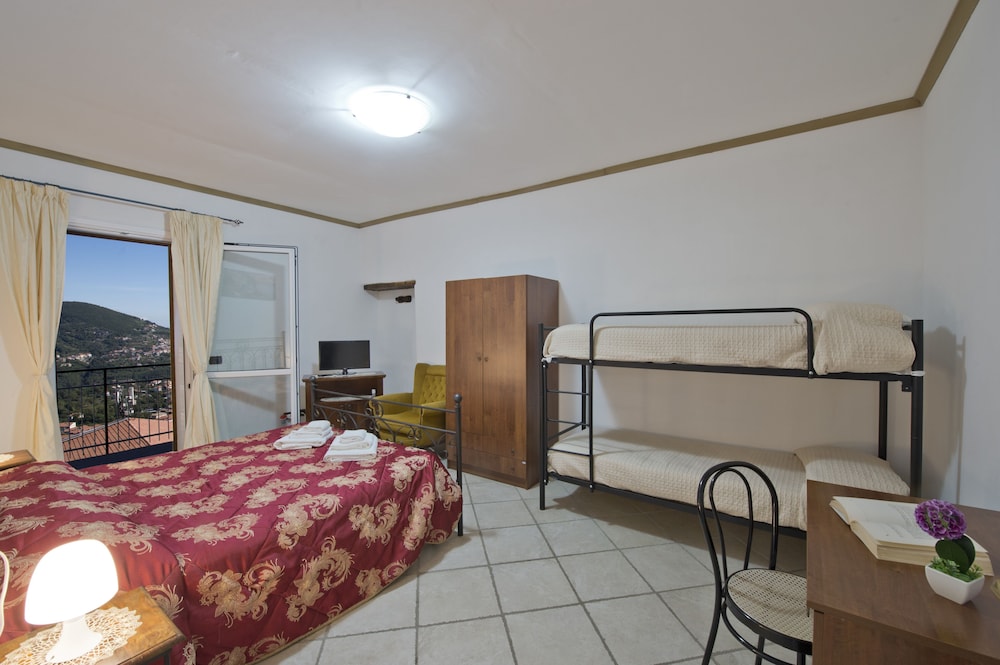 Classic Quadruple Room, Multiple Beds, Sea View