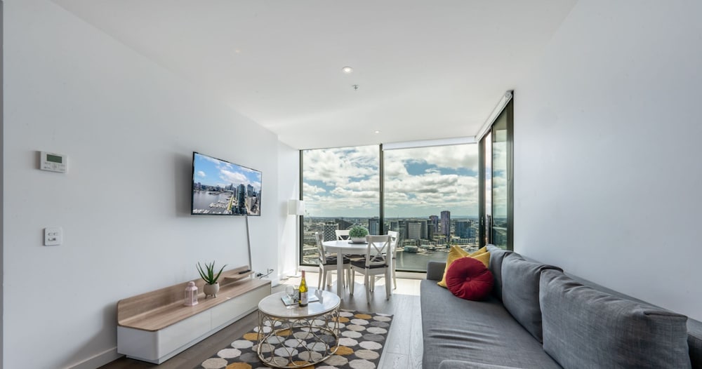 Sky High 2 Bedroom 2Bathroom Apartment with Stadium & Harbour Views - Photo 13