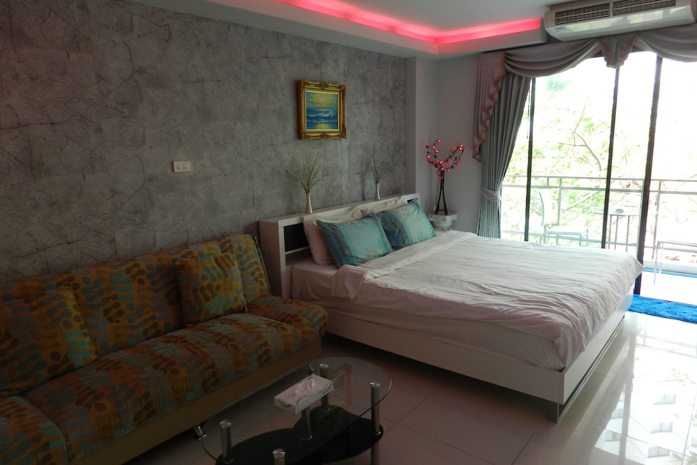 Superior Studio Suite, Kitchenette, Partial Ocean View