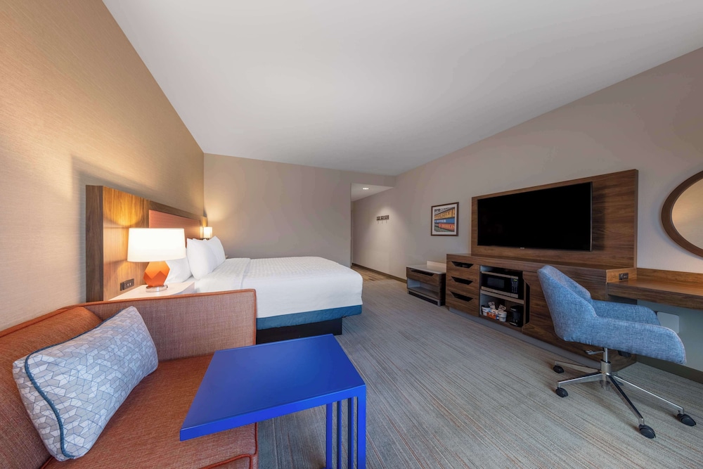 Room, 1 King Bed with Sofa bed, Refrigerator & Microwave photo 3
