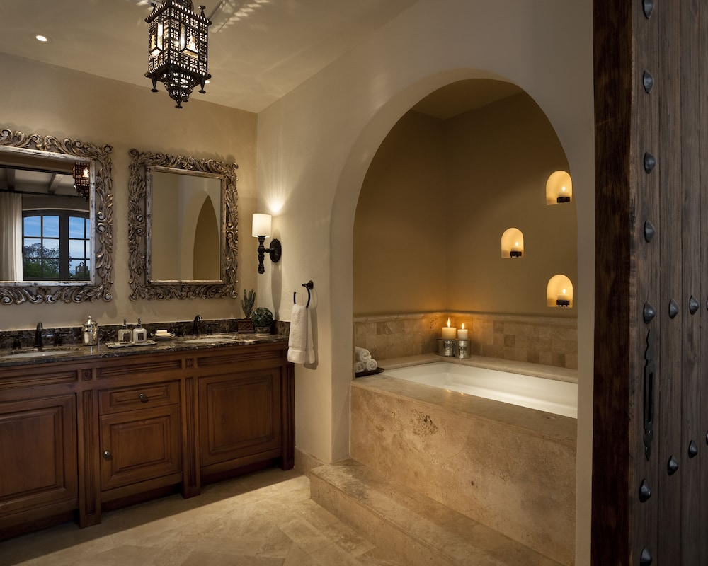 Deluxe Colonial Suite - Photo 3