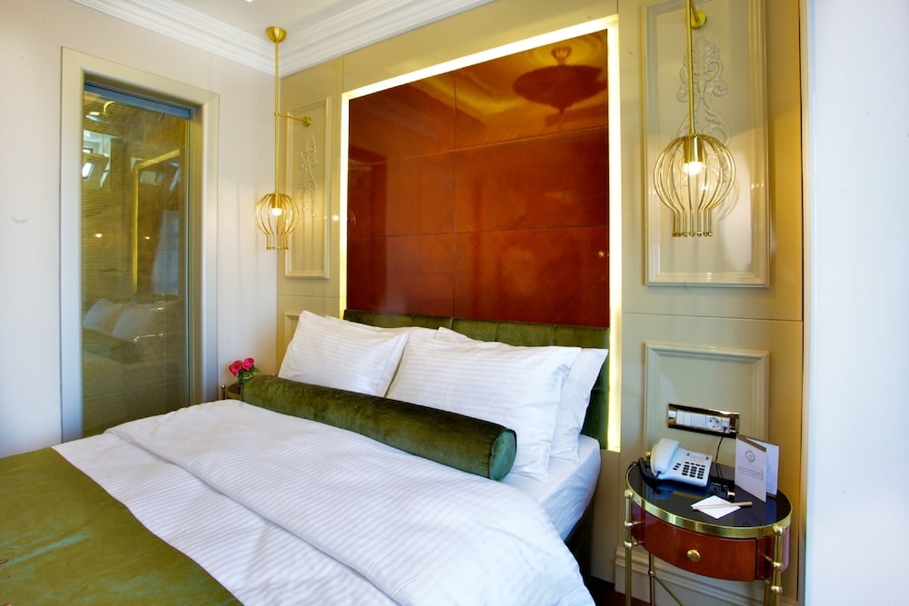 Deluxe Triple Room, 1 King Bed with Sofa bed, City View photo 1