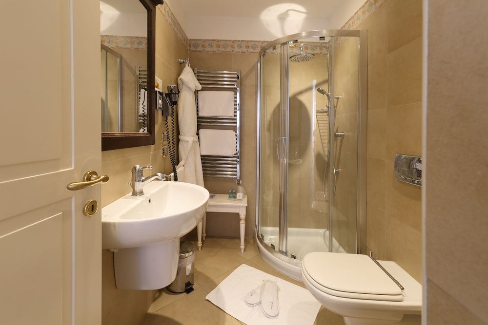 Deluxe Double Room (Petite) photo 2