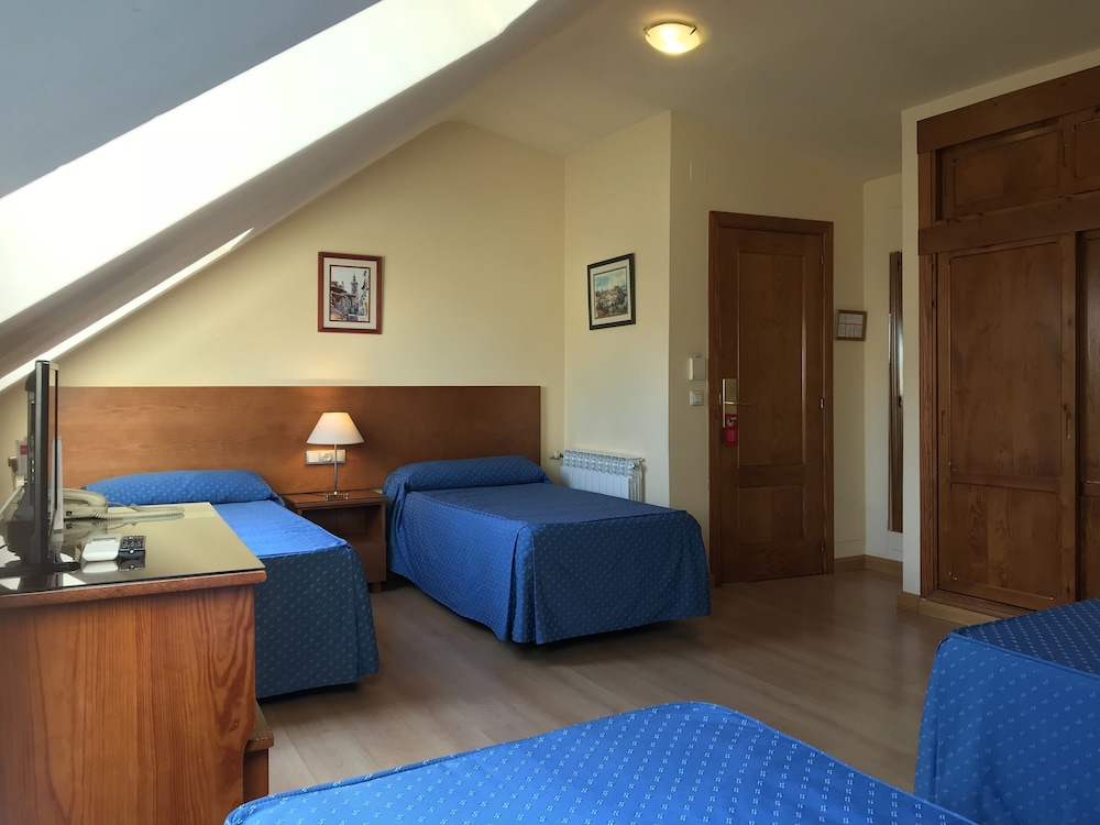 Room, Multiple Beds (4)