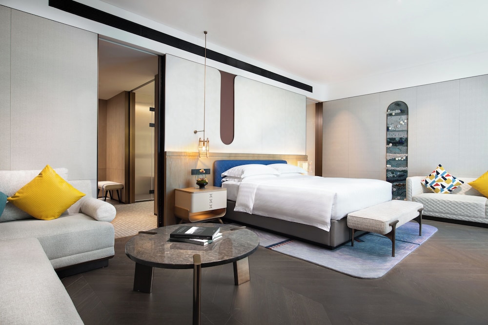 Junior Suite, M Lounge Access, 1 King Size Bed, Garden View