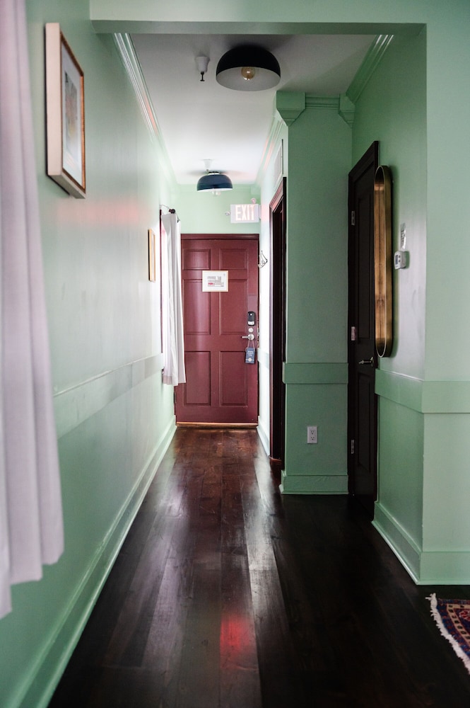 Double Queen Suite (24/7 Front Desk) - Photo 9