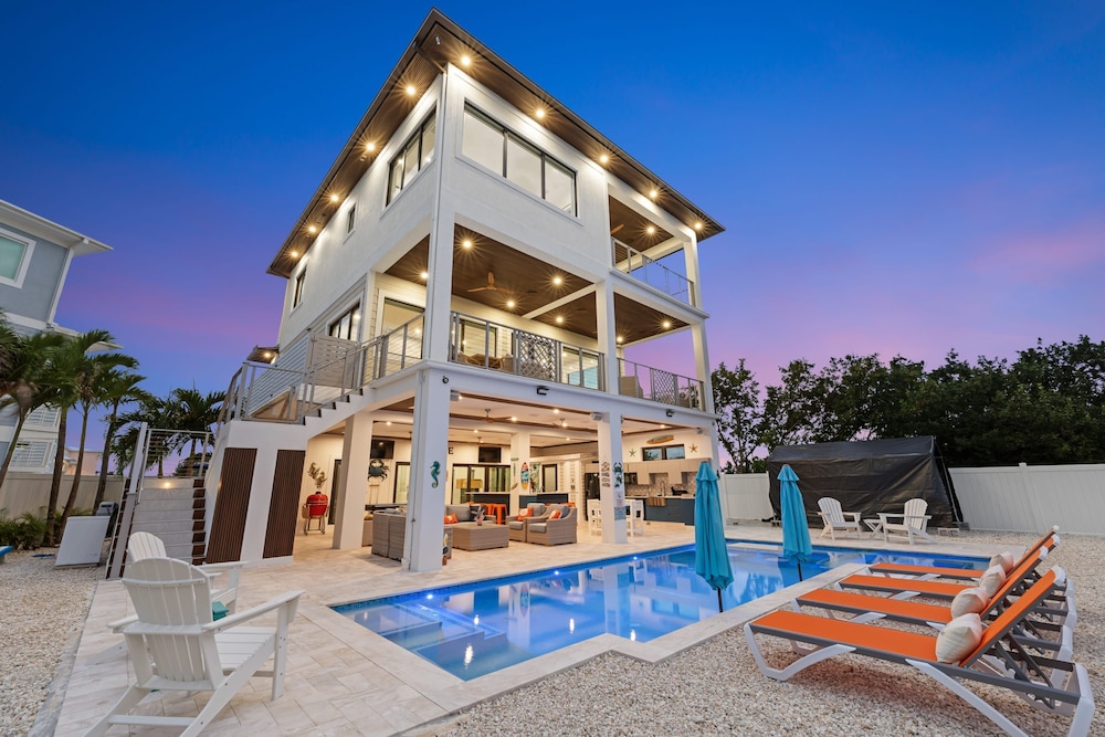Luxury Seaside Escape ~ Heated Pool w Jacuzzi ~ Elevator ~ Dock ~ Scenic Views, Billede 12