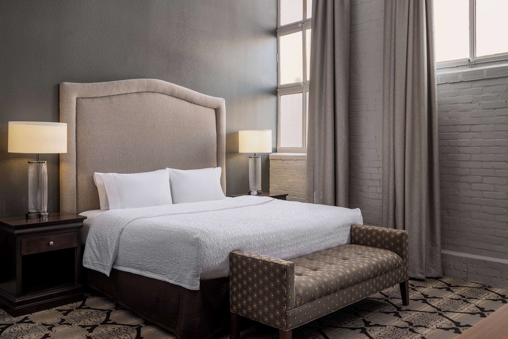 Studio suite with king bed - Photo 2