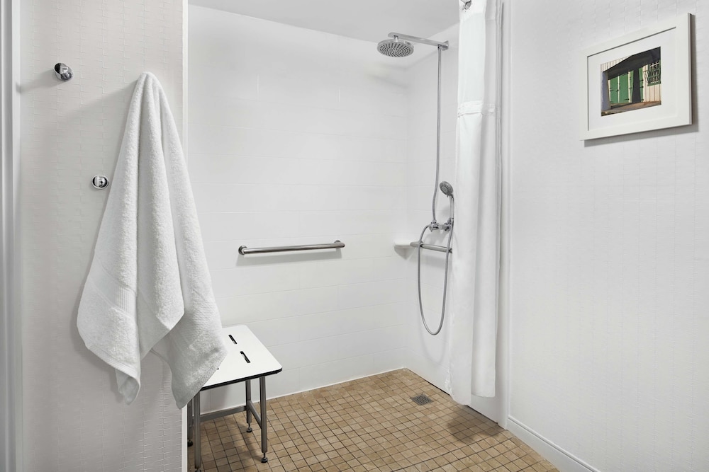Room, 1 King Bed, Non Smoking, Refrigerator & Microwave (With Shower) - Photo 6