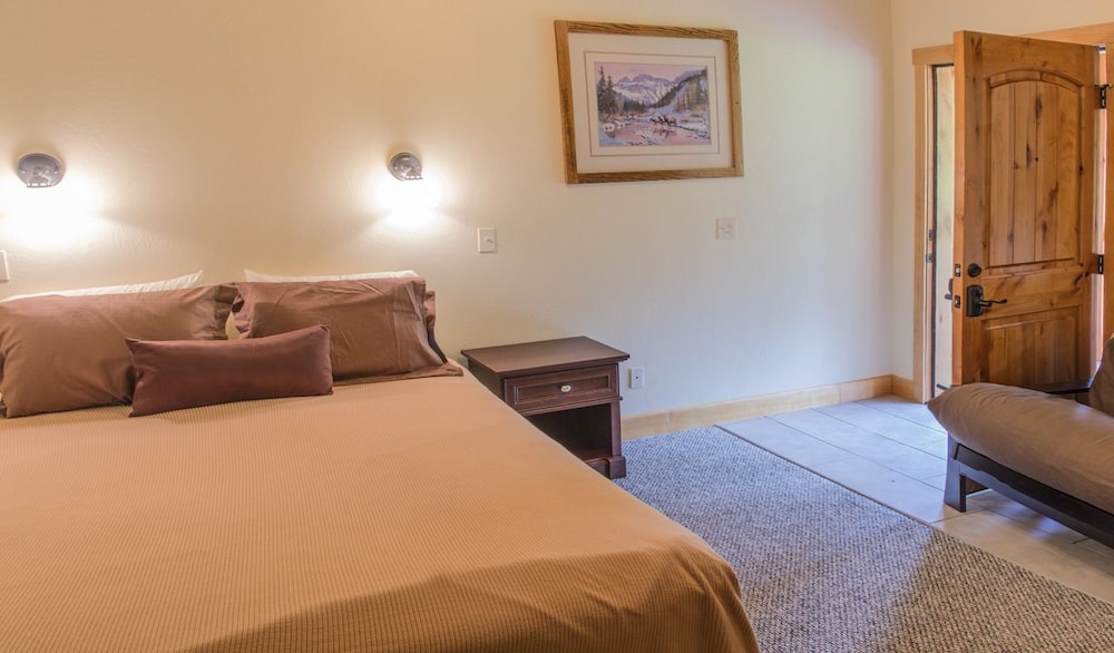Classic Room, 1 Queen Bed, Non Smoking, Mountain View photo 2