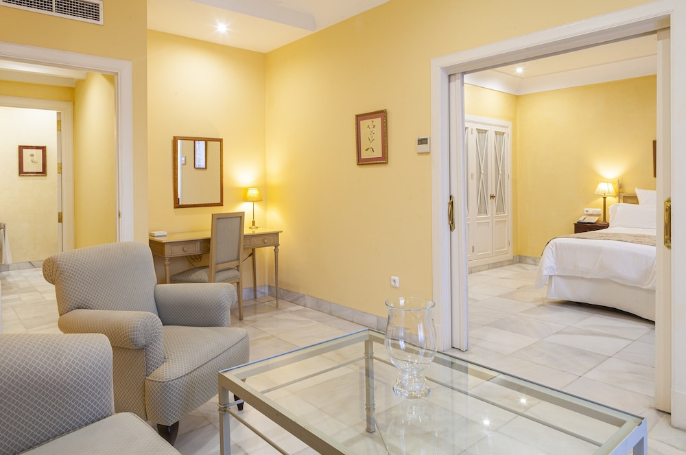 Junior Suite (3 Adults) - Photo 1