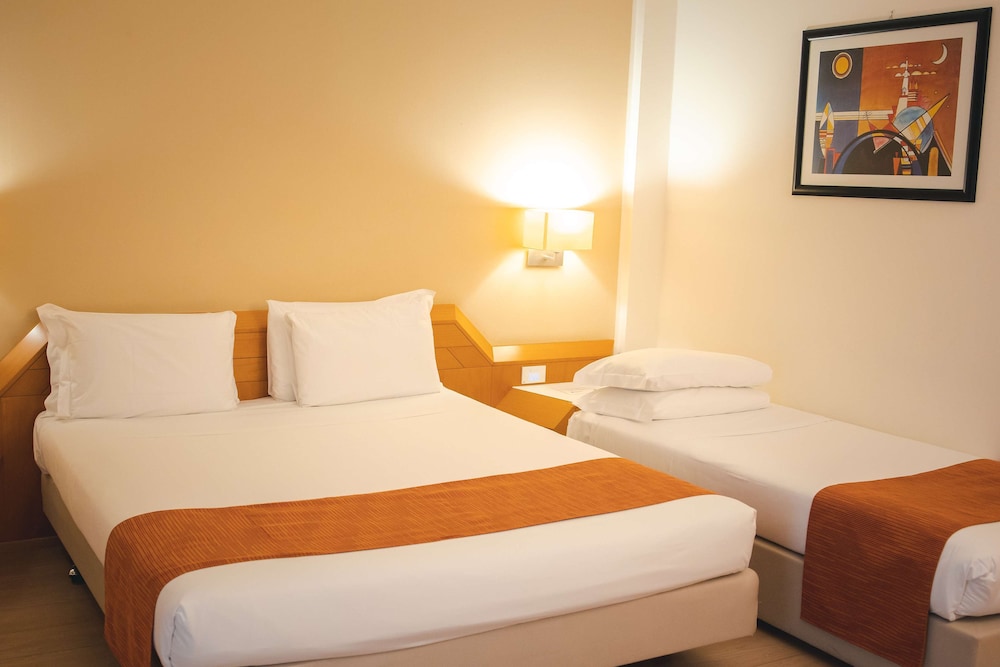 Standard Room, Multiple Beds - Photo 1