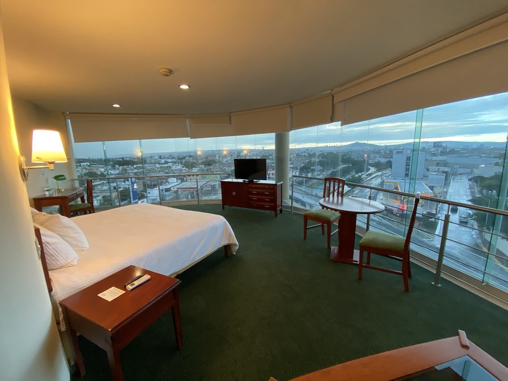 Senior Room, Hot Tub, City View