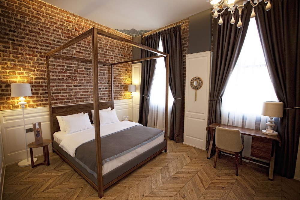 Suite, 1 King Bed with Sofa bed photo 2