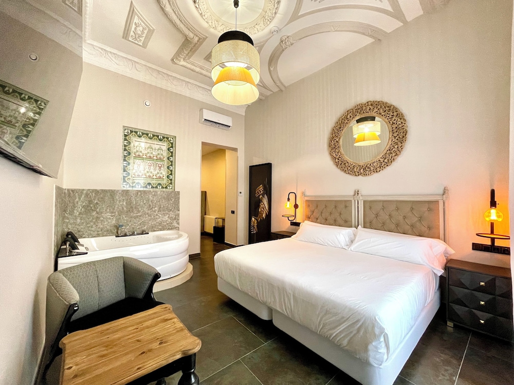 Deluxe Suite, 1 King Bed photo 3