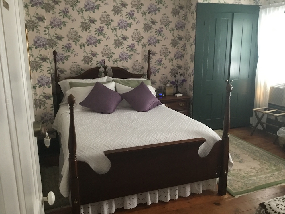 Liza's Room With Shared Bath photo 1