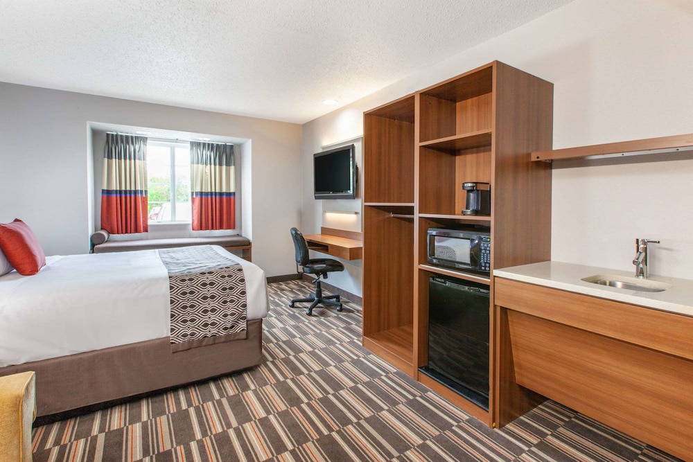 Room, 1 Queen Bed with Sofa bed, Accessible, Non Smoking photo 1