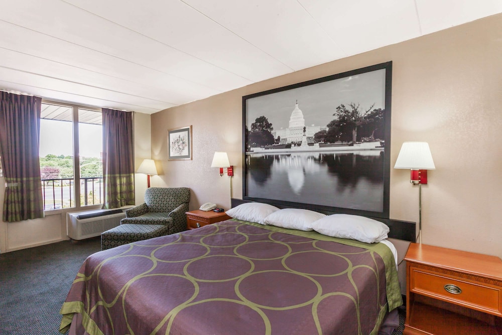 Room, 1 Queen Bed, Microwave - Photo 1