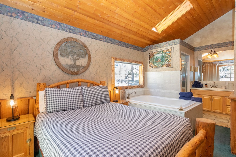 Cabin, Ensuite, Mountain View (Mountain Sunset) photo 1
