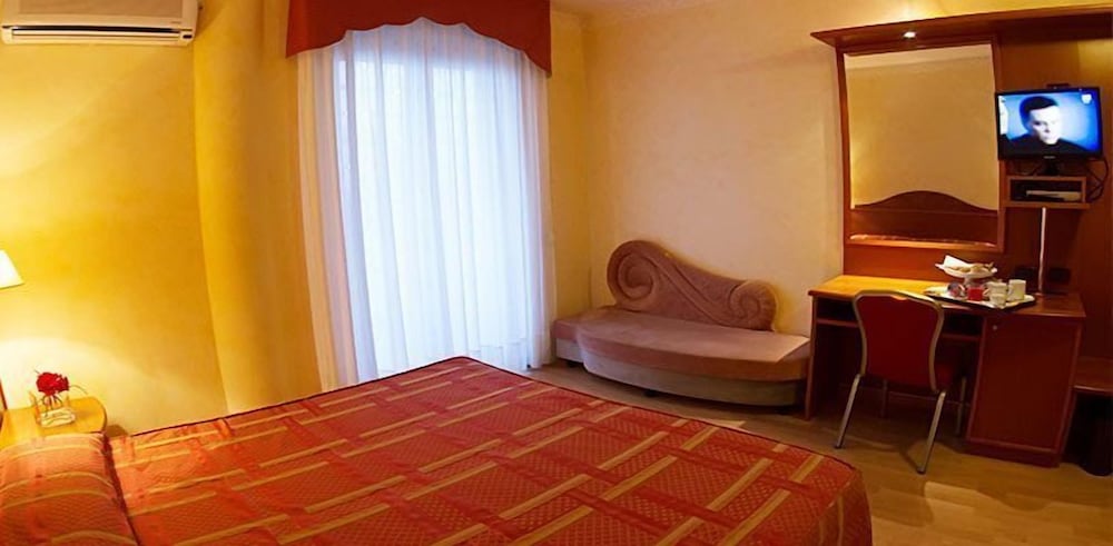 Standard Double or Twin Room, 1 Double or 2 Twin Beds photo 2