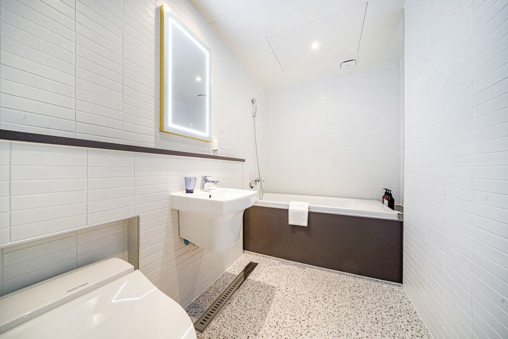 Standard Double - OTT free viewing, Latex motion bed, Bathtub, Safe, Free parking - Photo 6
