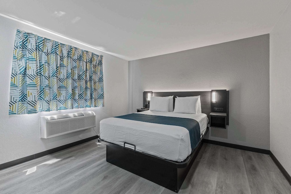 Standard Room, 1 Queen Bed, Non Smoking - Photo 5
