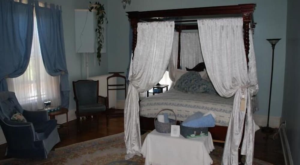 Signature Room, 1 Queen Bed (Blue)