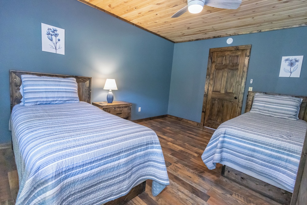 Family Cabin, 2 Bedrooms, Fireplace, River View photo 3