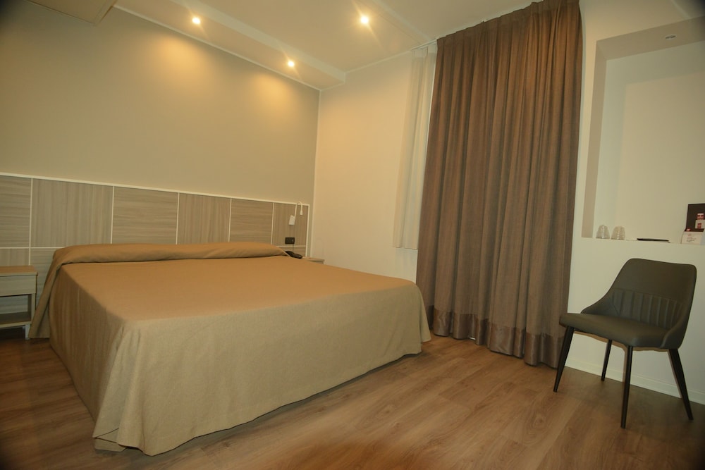 Standard Single Room thumbnail 6