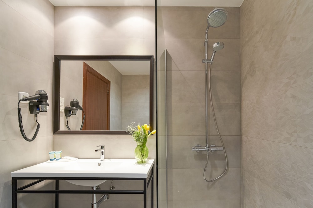 Double or Twin Room - Photo 14