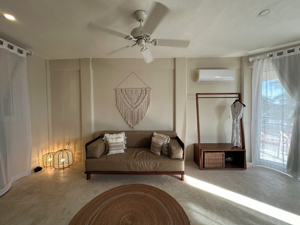 Suite - Photo 3