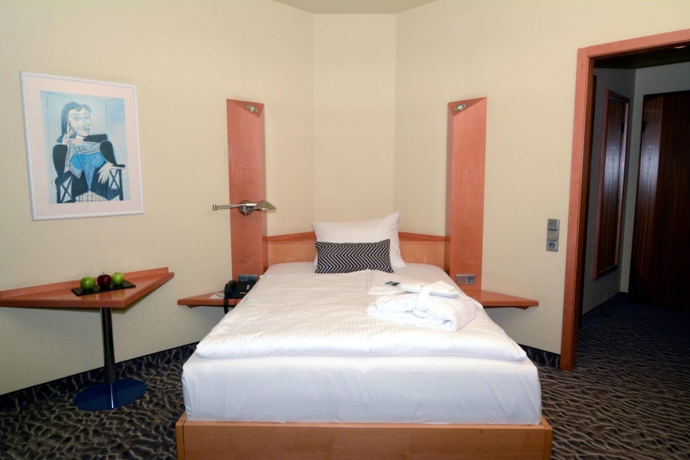 Standard Room, 1 Queen Bed
